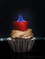 Cupcake al cioccolato con fragole fiammeggianti