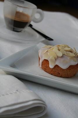 Tortini di cocco e mandorle...perchè il buongiorno si vede dal mattino!