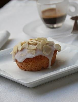 Tortini di cocco e mandorle...perchè il buongiorno si vede dal mattino!