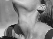 ragazza orgasmi mentre sulla giostra della morte