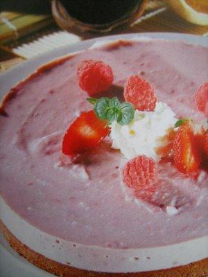 Torta di ricotta con fragole e lamponi.