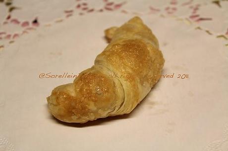 Petit croissant al limone, mandorle e zucchero grezzo di canna