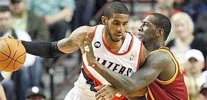 Hickson cerca di frenare la corsa di Aldridge. Ap