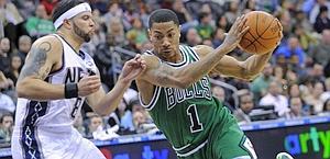 Derrick Rose evita il contrasto di Deron Williams. Ap