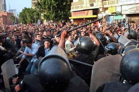 Gli scontri al Cairo (foto Amel Pain - Epa)