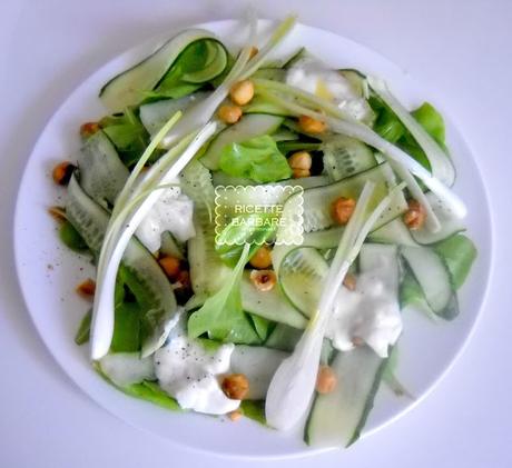 Insalata di radicchio, cetrioli e nocciole