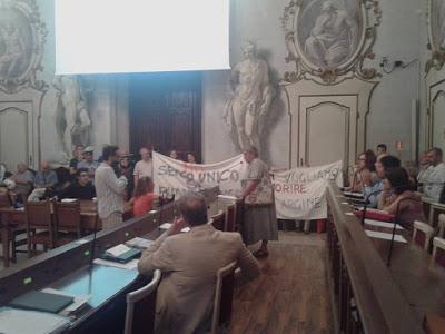 PAVIA. “La sperimentazione in via Milazzo è fallita”, per il Comitato si deve tornare come prima. E in fretta.