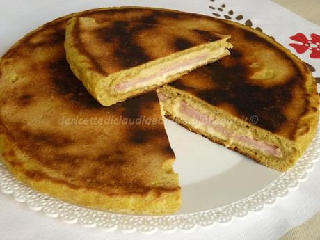 Focaccia in padella con lievito madre, carciofi, prosciutto ed emmental