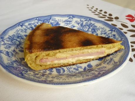 Focaccia in padella con lievito madre, carciofi, prosciutto ed emmental