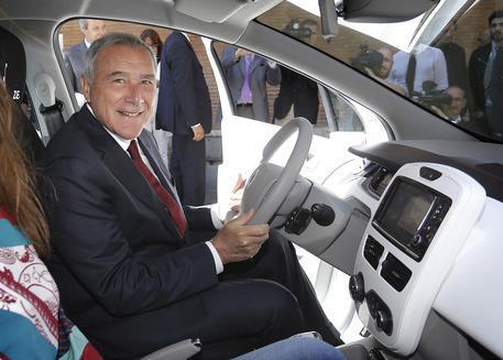 Il Presidente del Senato Pietro Grasso durante la presentazione della eco-iniziativa di palazzo Madama che sostitusce 2 auto ''blu'' tradizionali con 4 vetture elettriche (Renault ZOE, in noleggio a lungo termine), Roma 18 Giugno 2015, ANSA/GIUSEPPE LAMI