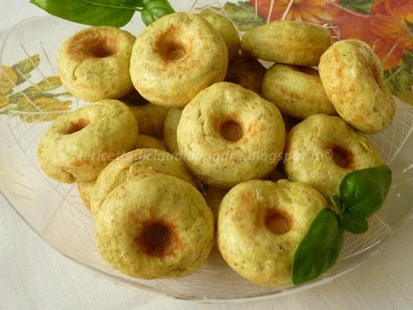 Donuts salati con  farina integrale, curry e lievito madre