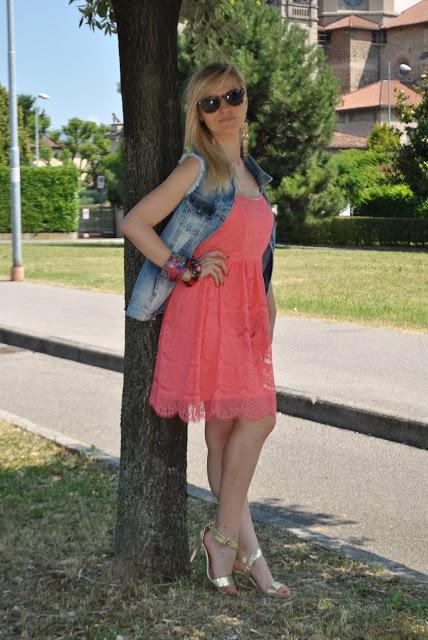 outfit gilet in denim gilet in denim destroyed gilet di jeans come abbinare il gilet di jeans abbinamenti gilet di jeans gilet in jeans strappato mariafelicia magno fashion bloggeer colorblock by felym blog di moda blogger italiane di moda fashion blog italiani milano fashion blogger bergamo outfit 3 luglio 2015 outfit luglio 2015 outfit estivi outfit estate 2015 denim destroyed vest how tow ear denim vest summer outfit july outfits gold sandals how to wear gold sandals sandali oro 