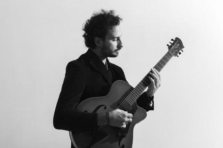 La rassegna in piazza Duomo ad Amalfi prende il via con il trio del chitarrista e compositore jazz Alessandro Florio dir