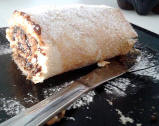 PENSIERI FUORI DAL CORO: ROLL CAKE ALLE MANDORLE FARCITO DI MOSTARDA... O CON QUELLO CHE VUOI TU!