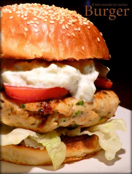 BURGER greco di TACChINO con salsa TZATZIKI e FETA