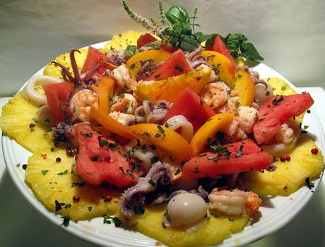 Insalata di molluschi e gamberi con frutta fresca