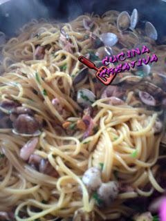 spaghetti con vongole fasolari e calamari