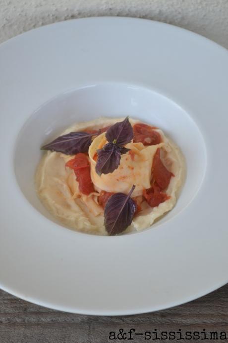 tagliatelle con pomodoro su crema di parmigiano