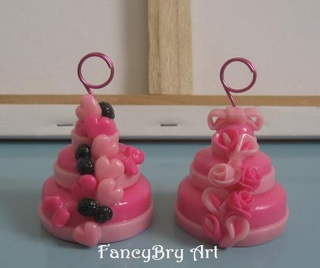 Mini wedding cake segnaposto sui toni del rosa e del fucsia