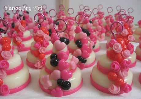 Mini wedding cake segnaposto sui toni del rosa e del fucsia