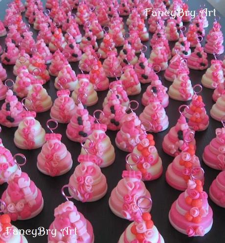 Mini wedding cake segnaposto sui toni del rosa e del fucsia