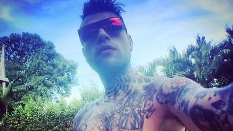 Milano, Fedez denunciato per oltraggio dopo lite in discoteca: ferita una ragazza