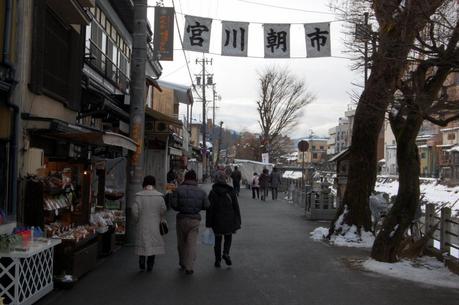 Il mercato lungo il fiume, Takayama (foto di Patrick Colgan, 2013)