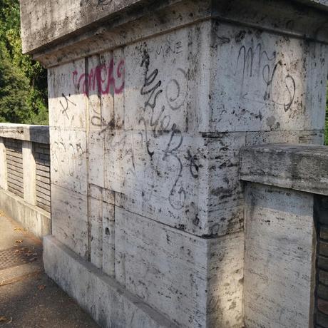 Grave episodio di vandalismo l'antico Ponte Nomentano. Monumento di 1200 anni fa imbrattato durante la festa dei centri sociali