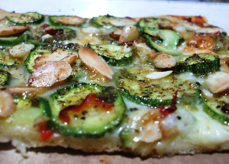 Pizza bianca con zucchine marinate e mandorle