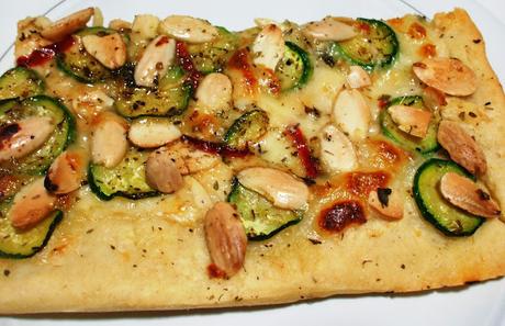 Pizza bianca con zucchine marinate e mandorle