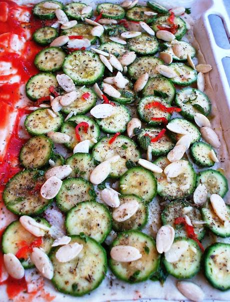 Pizza bianca con zucchine marinate e mandorle