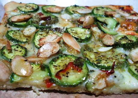 Pizza bianca con zucchine marinate e mandorle