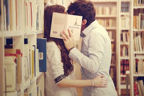 Giornata mondiale del bacio: i 5 baci più belli dei libri