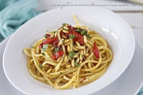 Spaghetti peperoni pinoli e…pepe