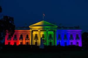 La Casa Bianca, a Washington, illuminata con i colori della bandiera arcobaleno simbolo della comunità gay nella notte del 26 giugno 2015.