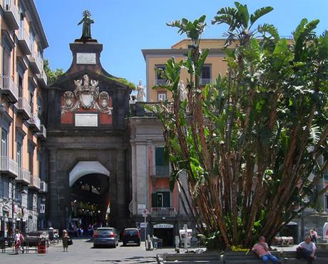Passeggiata serale per scoprire le Porte Visibili ed Invisibili di Napoli