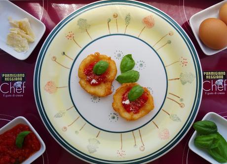 Pizzette fritte di Parmigiano Reggiano con salsa al pomodoro fresco e basilico