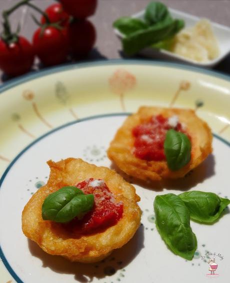 Pizzette fritte di Parmigiano Reggiano con salsa al pomodoro fresco e basilico