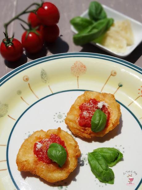 Pizzette fritte di Parmigiano Reggiano con salsa al pomodoro fresco e basilico