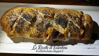 Rotolo di pasta sfoglia con speck, patate e semi di papavero.