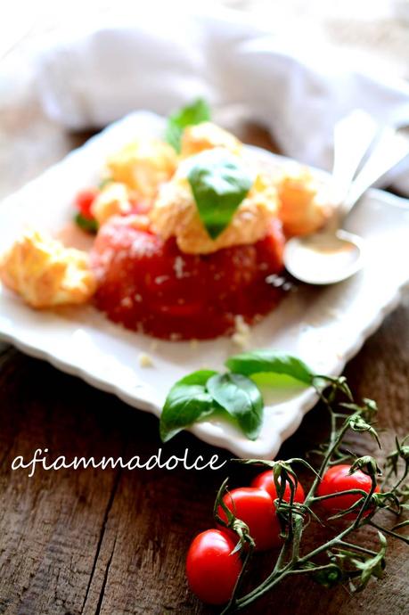 aspic di pomodorini con meringhe salate al parmigiano