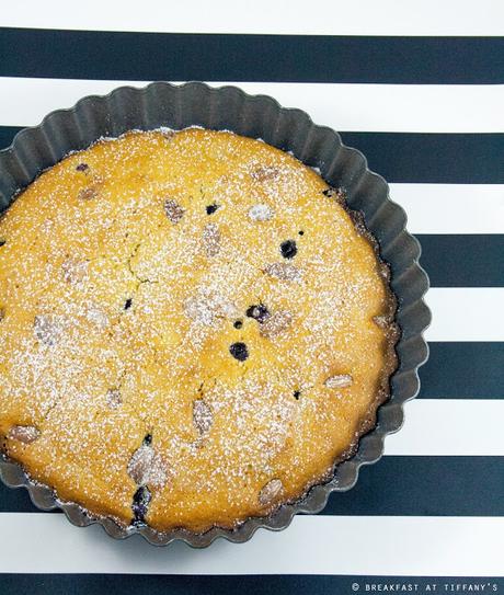 Torta allo yogurt, mandorle e mirtilli / Wild berries yogurt cake with almonds and blueberries