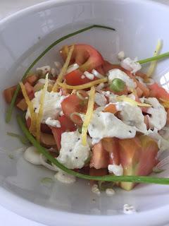 Insalata di pomodori con cipolline, limone e prescinseûa.