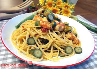 Spaghetti gamberoni, datterino, zucchinette e fiori di zucca