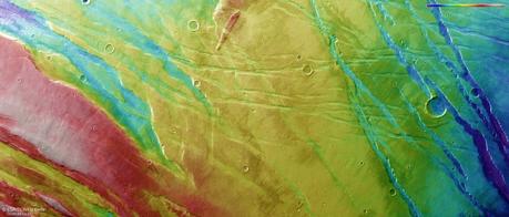 La ripresa topografica della regione Ascuris Planum ottenuta dalla High Resolution Stereo Camera della sonda Mars Express dell'ESA il 10 novembre 2014 nel corso dell'orbita 13785. le tonalità del rosso e bianco indicano il terreno più elevato, mentre le sfumature del blu e viola segnalano le zone più basse. Crediti: ESA/DLR/FU Berlin