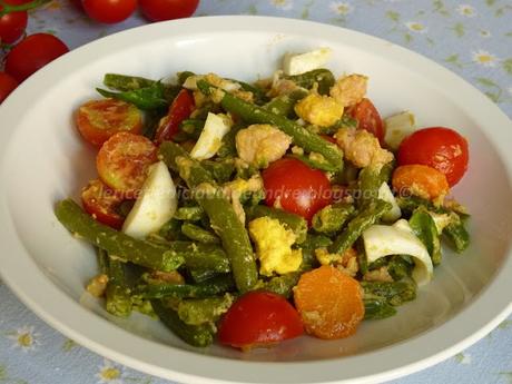 Insalata di fagiolini con carote, uova, tonno e pomodorini