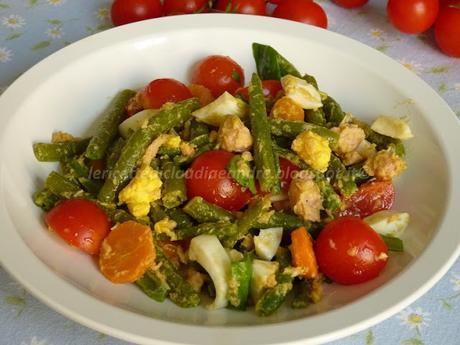 Insalata di fagiolini con carote, uova, tonno e pomodorini