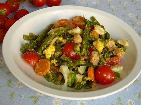 Insalata di fagiolini con carote, uova, tonno e pomodorini