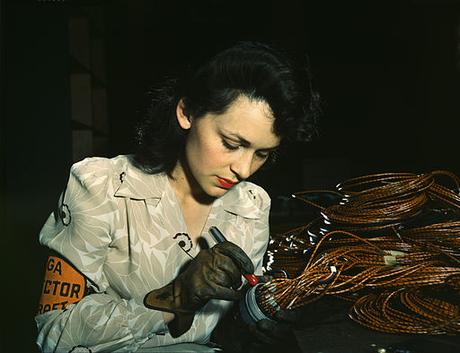 512px-Wwii_woman_worker-edit