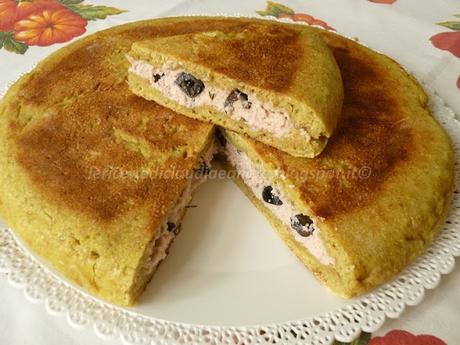 Focaccia con mortadella, ricotta, olive e lievito madre, cotta in padella